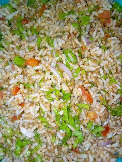 Kwadon shinkafa da salad ainihin hoton girkin