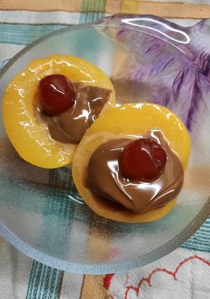 Una foto de Duraznos en almíbar con dulce de leche