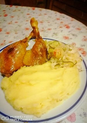 Kacsacomb hagymás krumplipürével és nyári savanyúsággal recept fotója