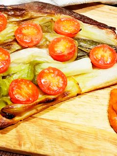 Una foto de Coca de calçots y tomates con Salsa Calçots