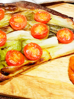 Una foto de Coca de calçots y tomates con Salsa Calçots