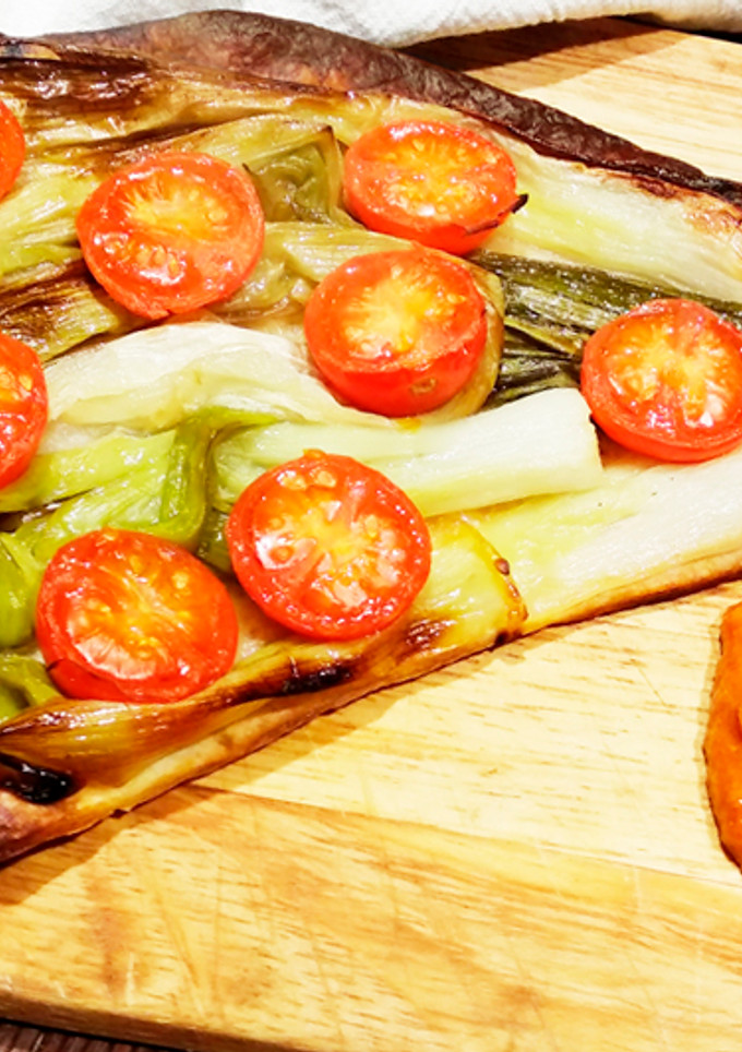 Una foto de Coca de calçots y tomates con Salsa Calçots
