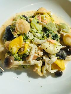 Foto di Orecchiette colorate con crema di salmone