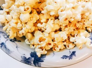 Hình của món Bắp rang bơ dễ làm ko cháy đường.