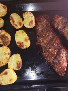 Una foto de Entraña asada con patatas