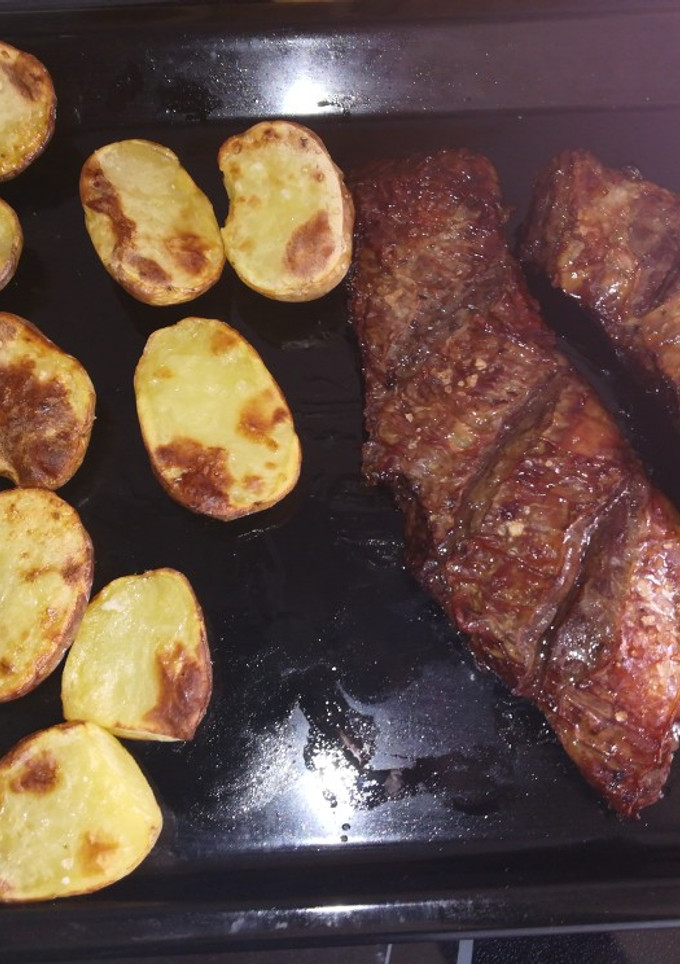 Una foto de Entraña asada con patatas