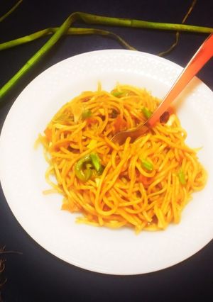 हाक्का नूडल्स (hakka noodles recipe in marathi) रेसिपी चे मुख्य फोटो