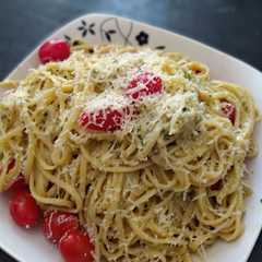 Una foto de Fideos con pesto, pollo y tomates cherry