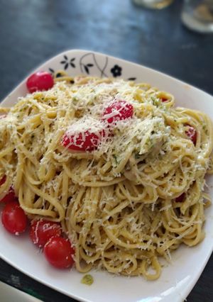 Una foto de Fideos con pesto, pollo y tomates cherry
