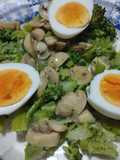 Ensalada tibia de brócoli con champiñones y huevo