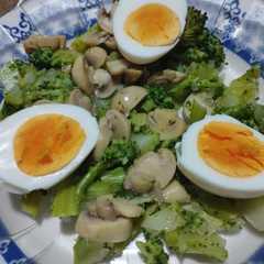 Una foto de Ensalada tibia de brócoli con champiñones y huevo