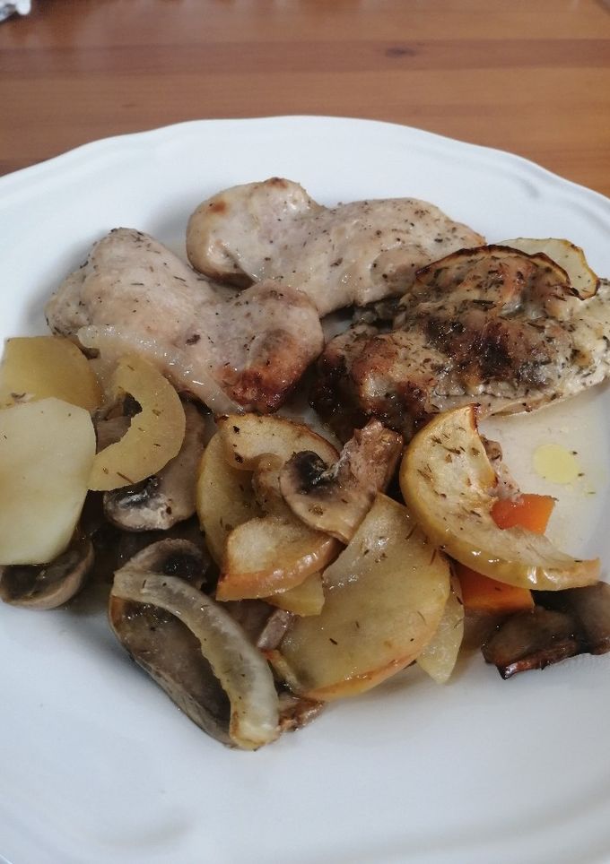 Una foto de Pollo al horno con manzana