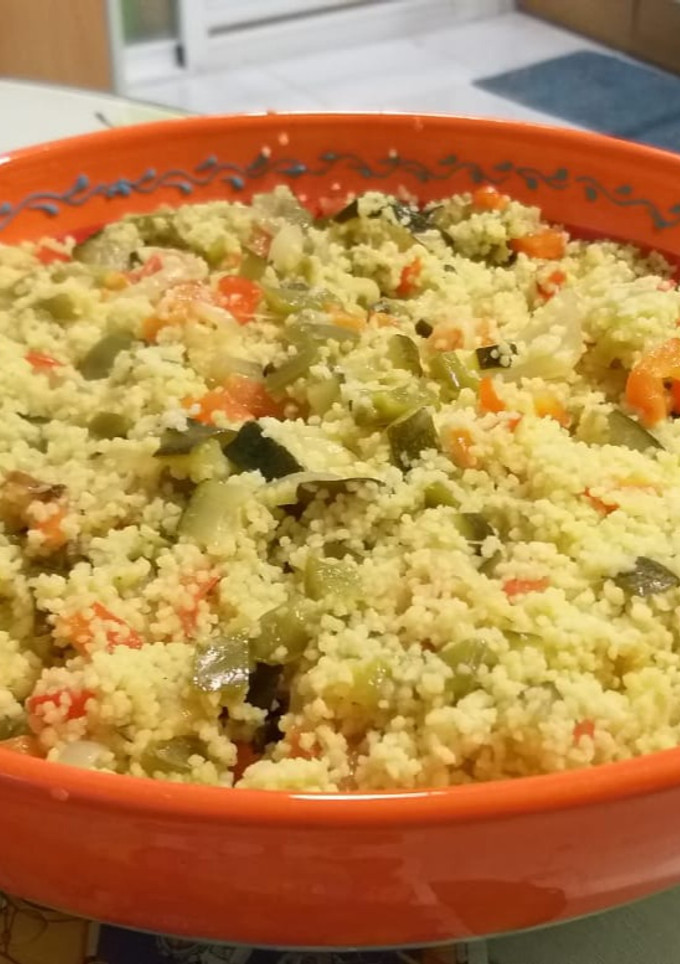 Una foto de Cuscús con verduras