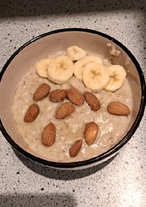Une photo de Porridge à la banane, cannelle et fleur doranger