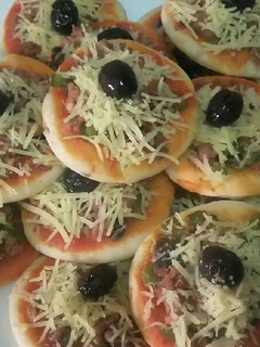 Una foto de Mini pizza de atún y champiñones