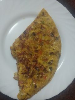 Una foto de Tortilla de papas y verduras a la paisana
