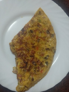 Una foto de Tortilla de papas y verduras a la paisana