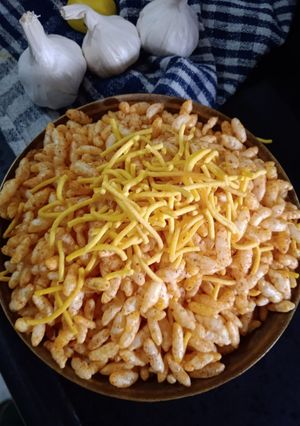 લસણીયા સેવ મમરા (Lasaniya Sev Mamra Recipe In Gujarati) રેસીપી મુખ્ય ફોટો
