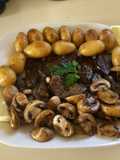 Hígado de cordero con patatinas y champiñones