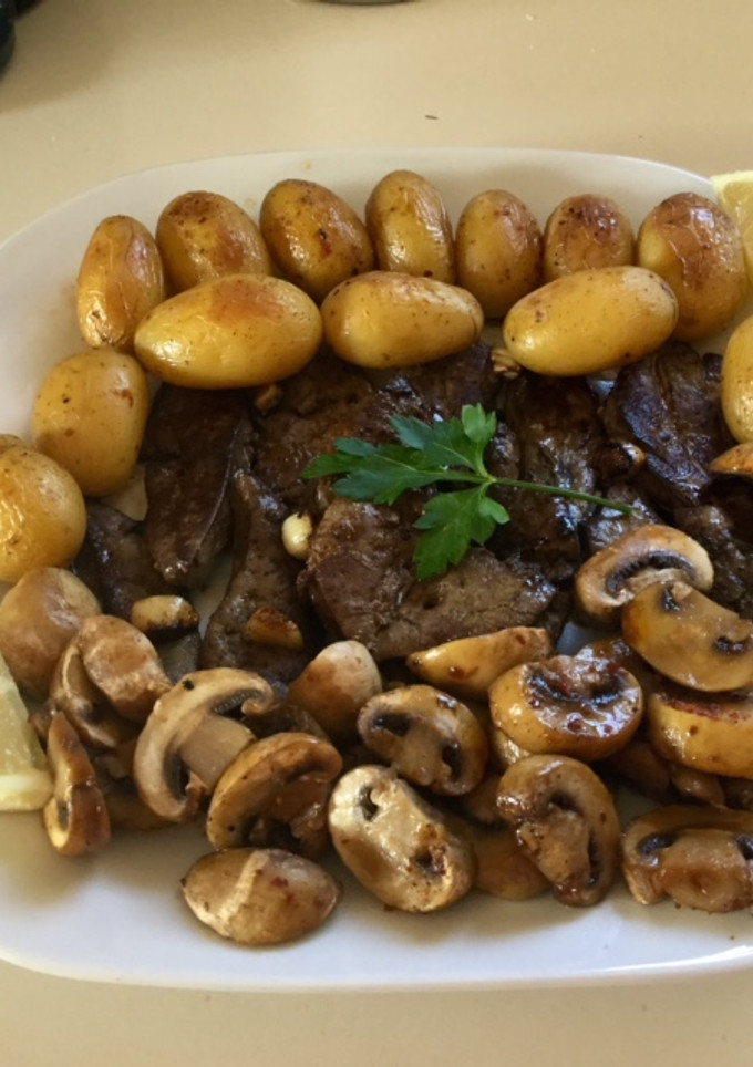 Una foto de Hígado de cordero con patatinas y champiñones
