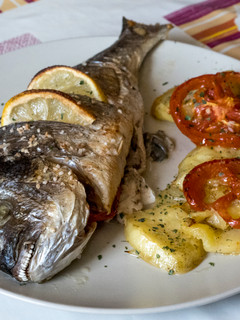 Una foto de Dorada al horno con guarnición 🐟🌻