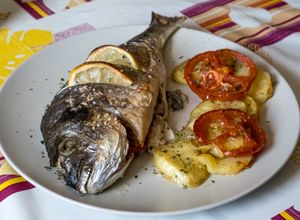 Una foto de Dorada al horno con guarnición 🐟🌻