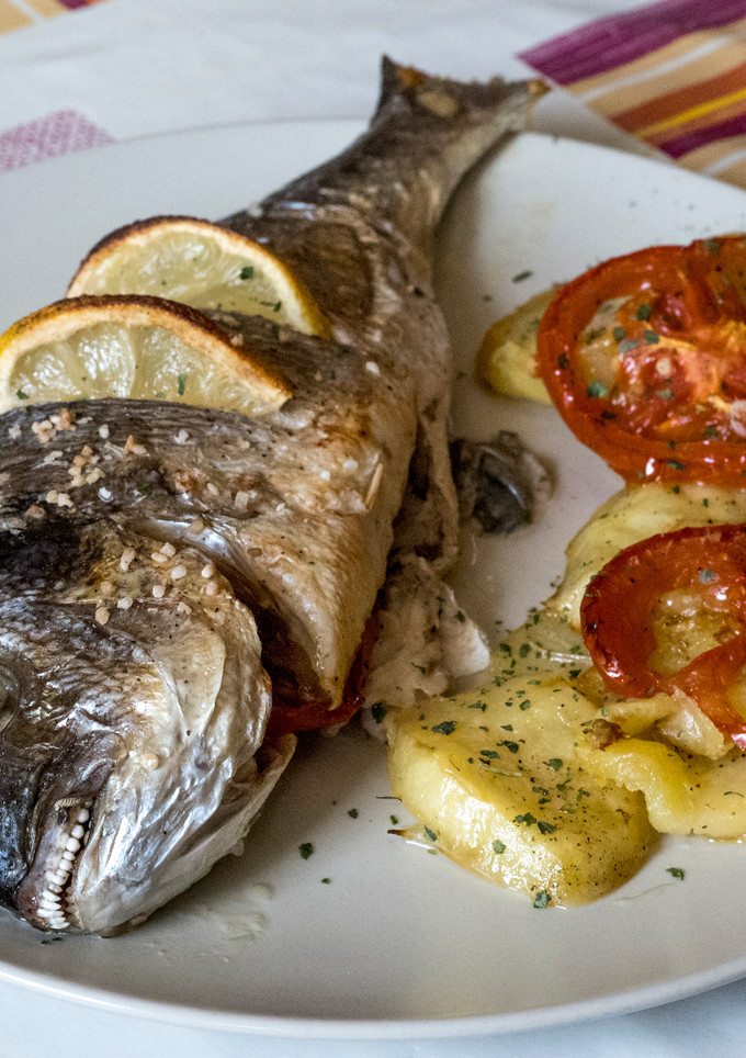 Una foto de Dorada al horno con guarnición 🐟🌻