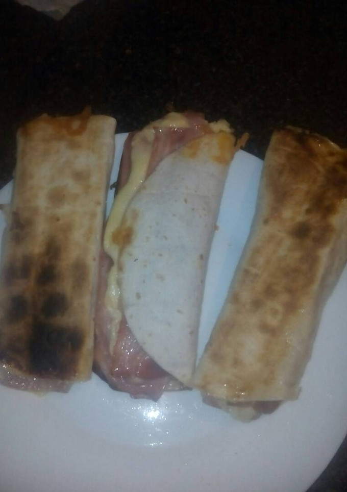 Una foto de Fajita de beicon, jamón york y queso 