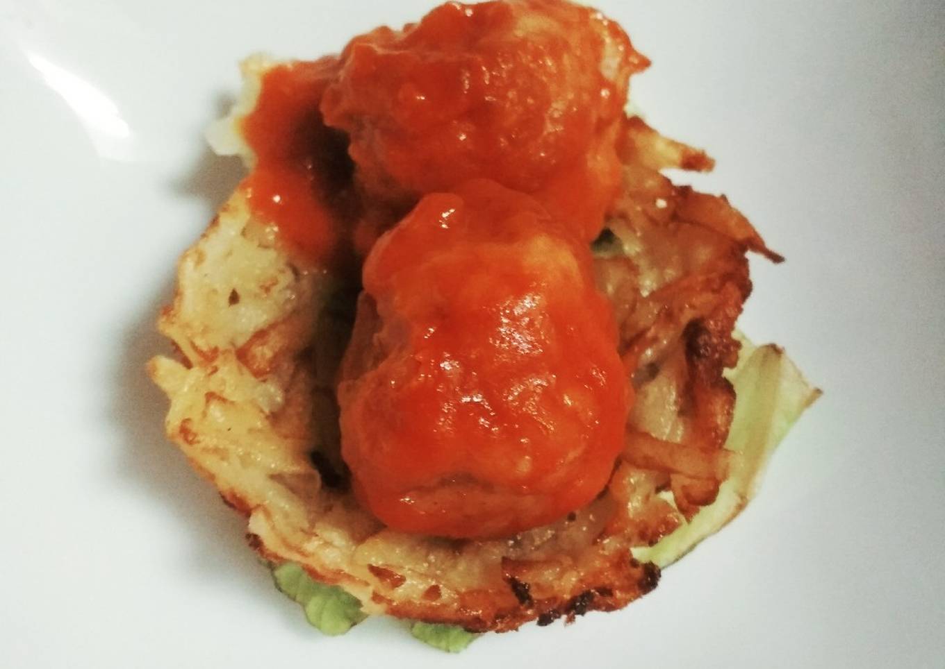 Albóndigas sobre nido de patatas