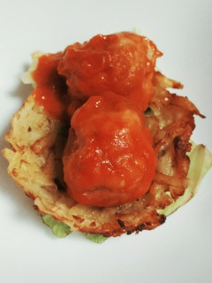 Una foto de Albóndigas sobre nido de patatas