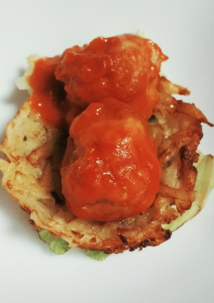 Una foto de Albóndigas sobre nido de patatas