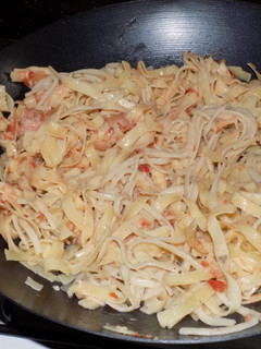Una foto de Fideos cintas al wok