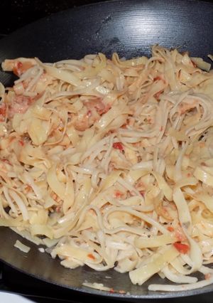 Una foto de Fideos cintas al wok