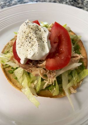 Una foto de Tostadas de pollo