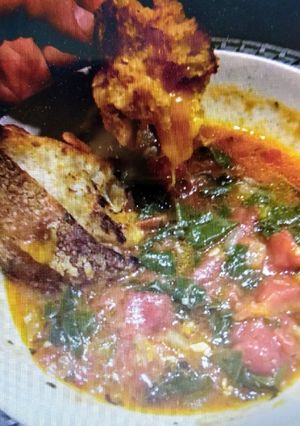 Una foto de Sopa de tomate y sándwich caliente de queso