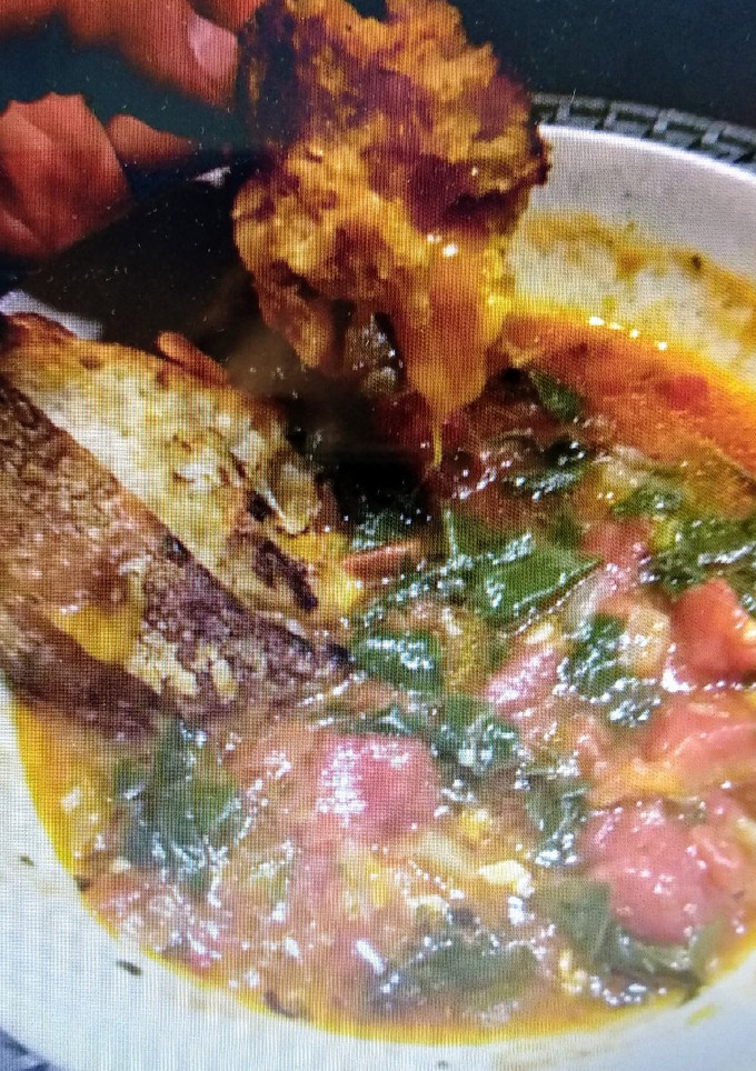 Una foto de Sopa de tomate y sándwich caliente de queso