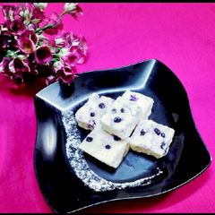 A picture of Blueberry ice cream sandesh.