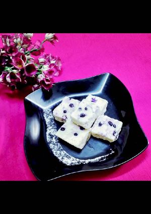 A picture of Blueberry ice cream sandesh.