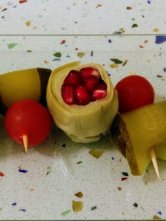 Una foto de Alcachofas con granada y pepinillos con cherrys