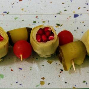 Alcachofas con granada y pepinillos con cherrys