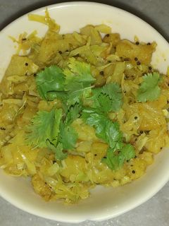 કોબી બટાકાનું શાક(Kobi bataka nu shaak recipe in Gujarati) રેસીપી મુખ્ય ફોટો