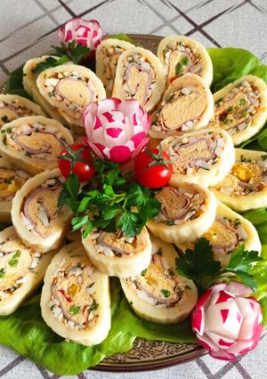 Sajttekercs sonkával, sajtos tojáskrémmel és zöldséggel töltve recept fotója
