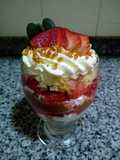 Copa de crema Chantilly con sabor a licor de guindas y frutillas