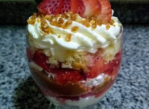 Una foto de Copa de crema Chantilly con sabor a licor de guindas y frutillas