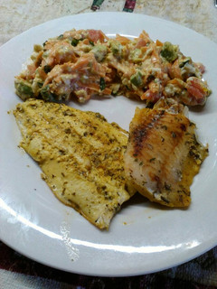 Una foto de Pescado marinado al horno y ensalada fresca