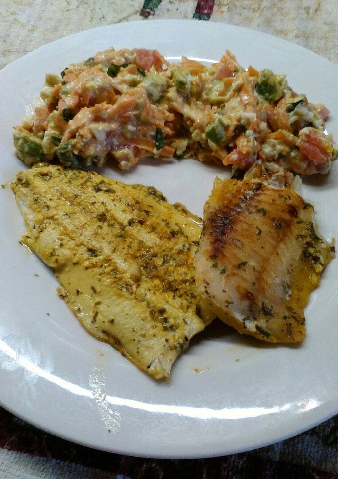 Una foto de Pescado marinado al horno y ensalada fresca
