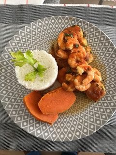 Una foto de Pescado y Langostinos en Salsa de Tomate a lo carmelita