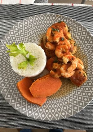 Una foto de Pescado y Langostinos en Salsa de Tomate a lo carmelita