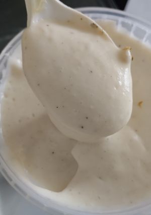 Una foto de Mayonesa de ajo y cebolla caramelizada🥯🧄🧅
