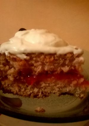 Una foto de Torta de frutilla (con mermelada y crema)